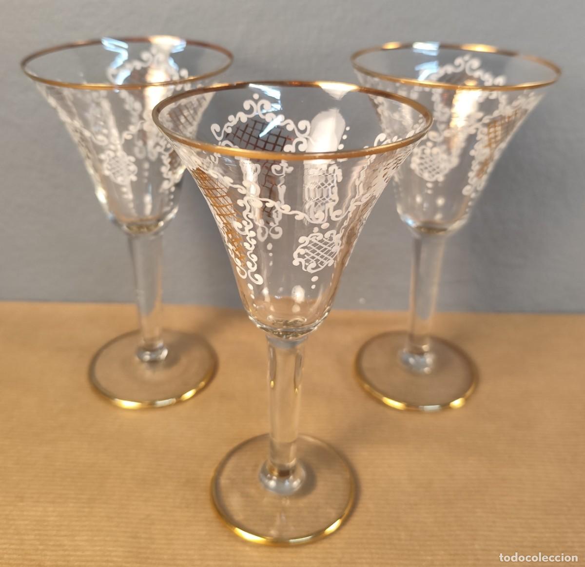 Vintage: Tres copas de cristal decorado y filo dorado
