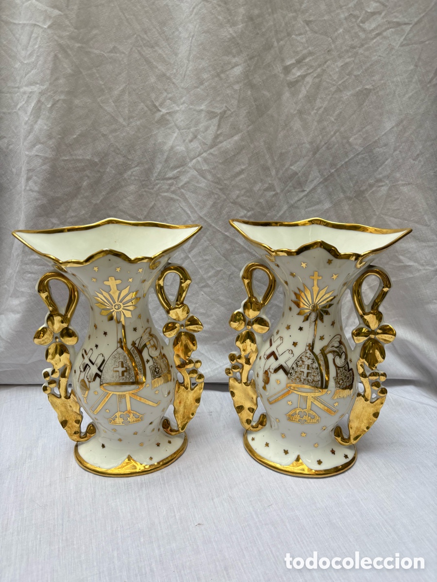 Vintage: Pareja de jarrones siglo XIX porcelana y dorados.