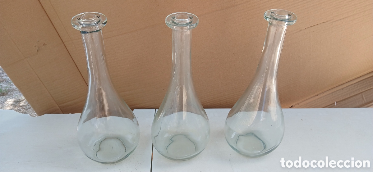 Vintage: Tres botellas o floreros de vidrio