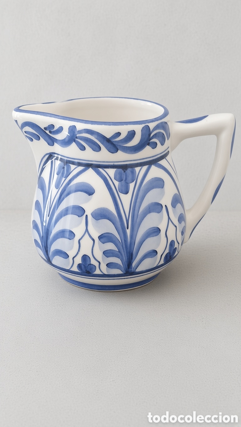 Vintage: Preciosa jarrita de cer&aacute;mica con un dise&ntilde;o cl&aacute;sico en azul y blanco.