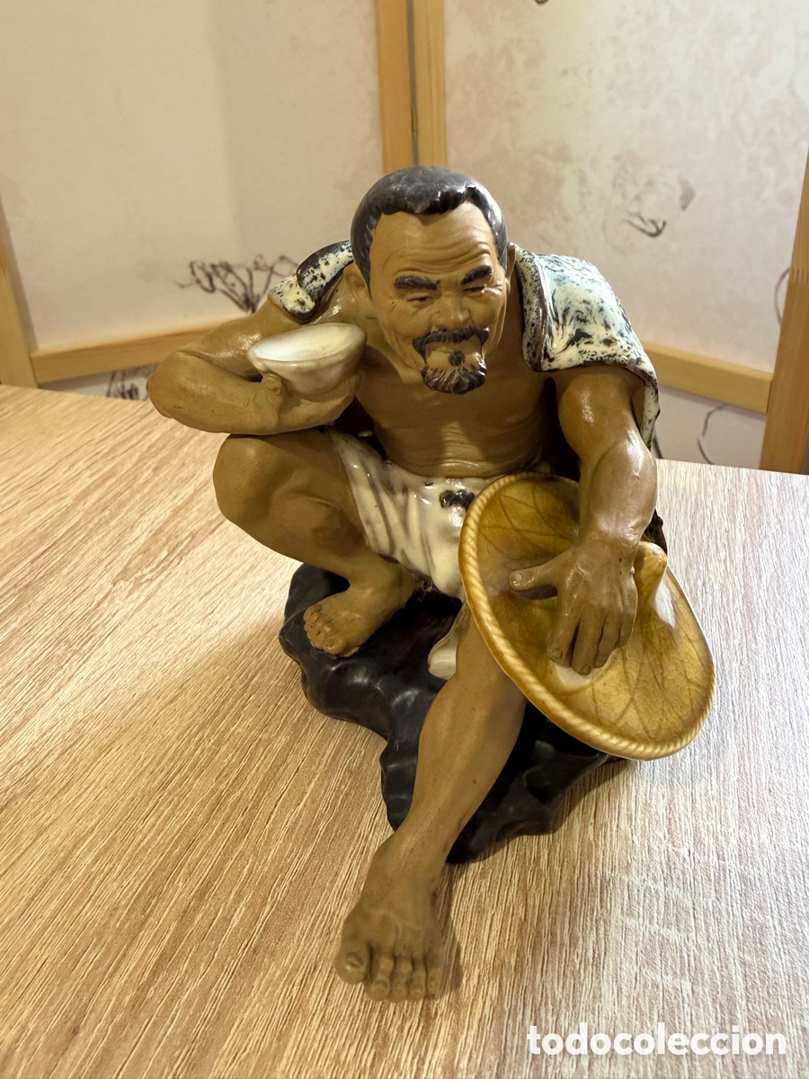 Vintage: Figura china vintage Mudman / Shiwan &ndash; hombre sentado con cuenco y sombrero &ndash; marcada CHINA