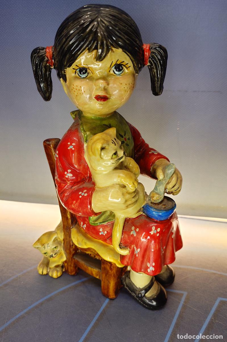 Vintage: Figura de cer&aacute;mica original LucaValli, ni&ntilde;a dando de comer a sus gatos
