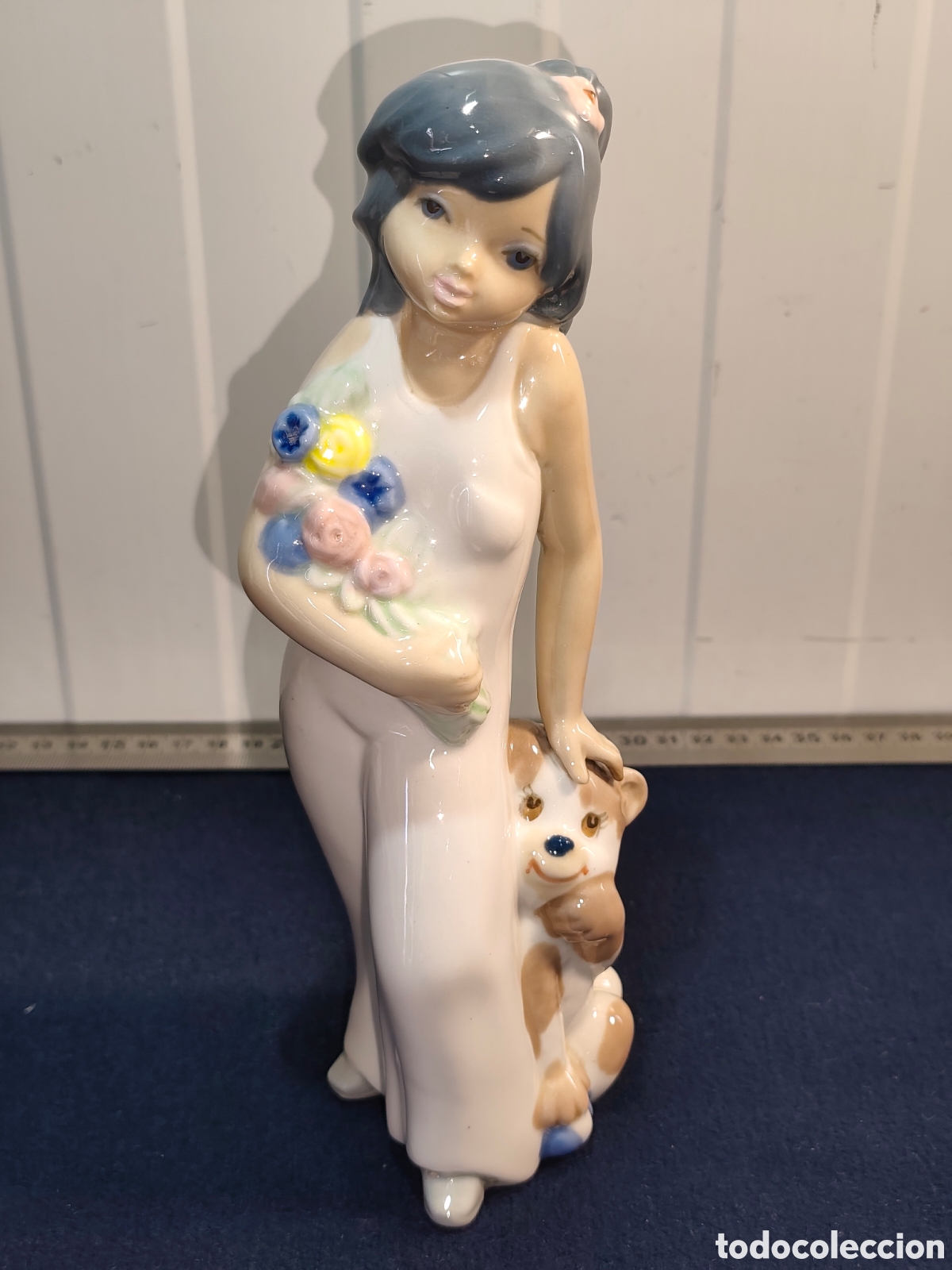 Vintage: Figura de Porcelana Casades Vintage: Ni&ntilde;a con Ramo de Flores y Perro