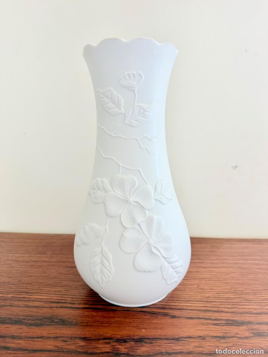 Vintage: Jarr&oacute;n alem&aacute;n AK Kaiser dise&ntilde;ado por M. Frey en porcelana biscuit