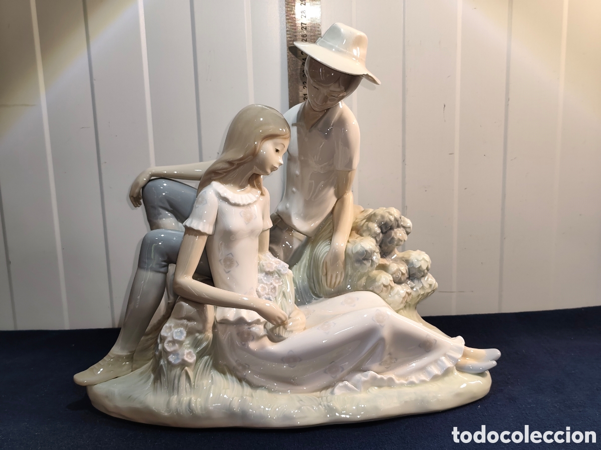 Vintage: Figura de Porcelana NAO by Lladr&oacute; &ndash; Pareja de Enamorados / J&oacute;venes con Flores
