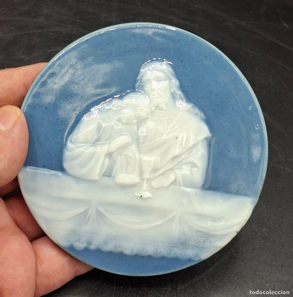 Vintage: Medallon de porcelana estilo Pate-sur-pate de Limoges firmada