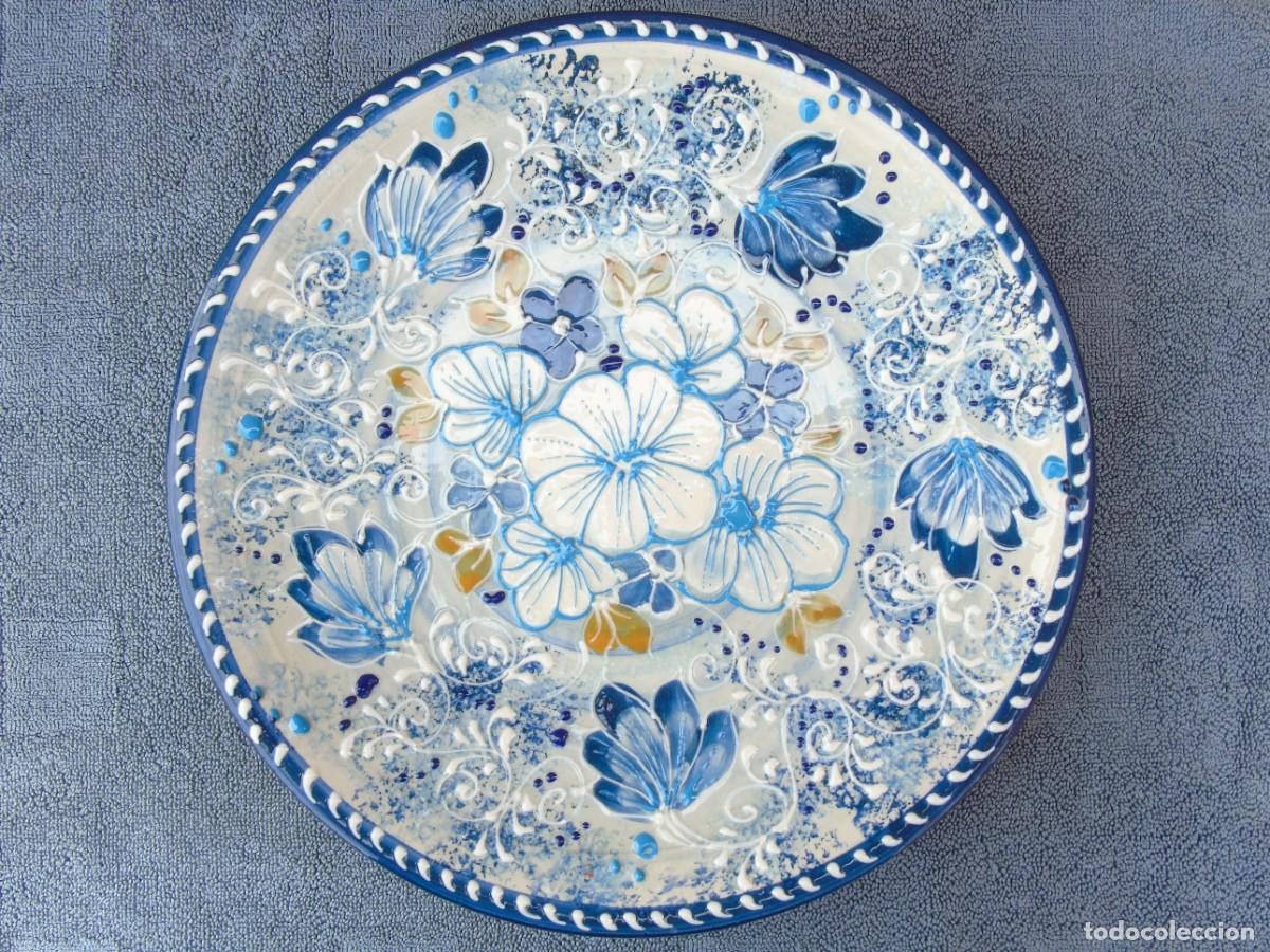 Vintage: PLATO DE FLORES AZULES. FIRMADO ARROYO. LA RAMBLA (CORDOBA). 31CM. DIBUJO EN RELIEVE.