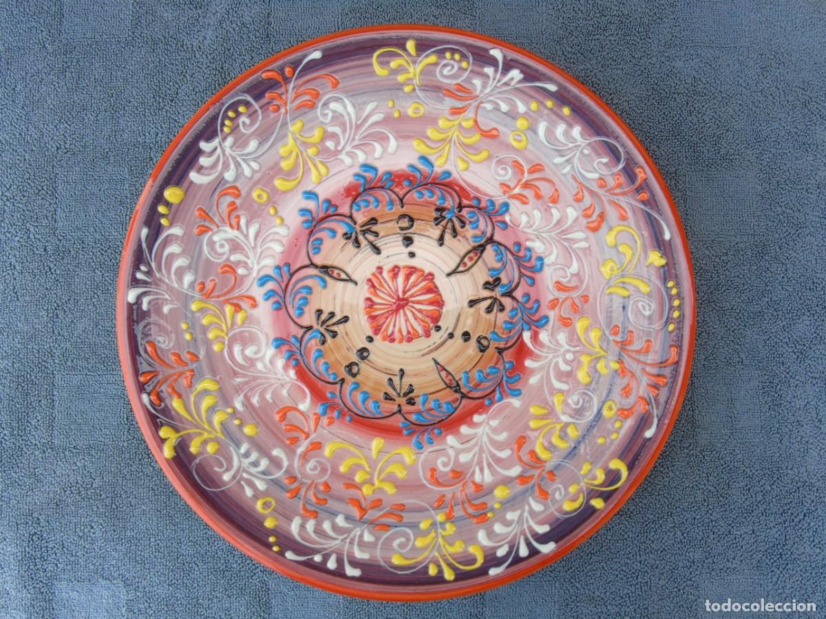 Vintage: PLATO DE COLORES. FIRMADO ARROYO. LA RAMBLA (CORDOBA). 31CM. DIBUJO EN RELIEVE.