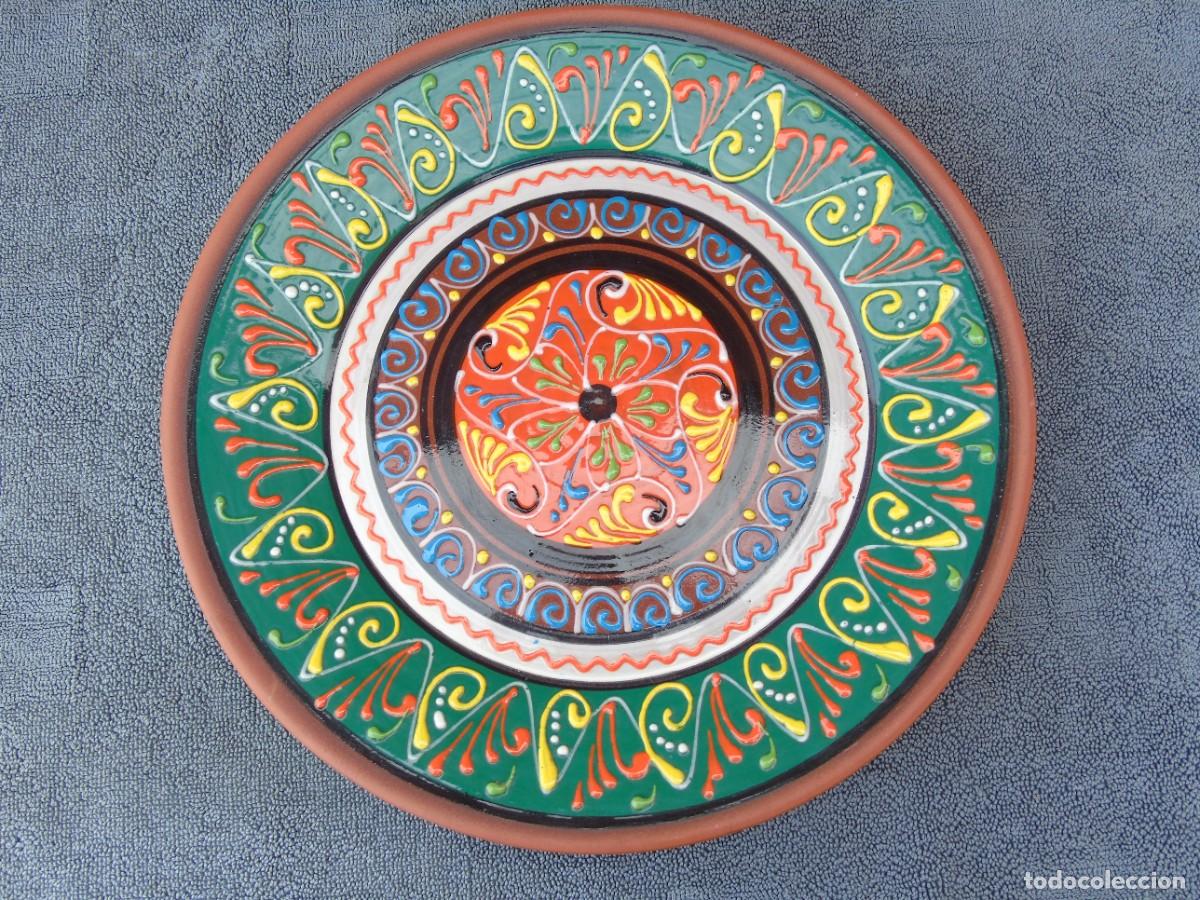 Vintage: PLATO DE COLORES. BORDE DE BARRO. LA RAMBLA (CORDOBA). 30CM. DIBUJO EN RELIEVE.