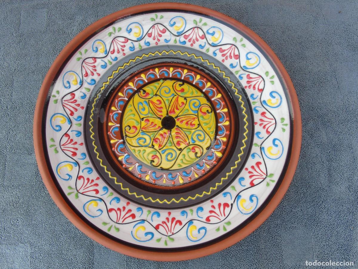 Vintage: PLATO DE COLORES. BORDE DE BARRO. LA RAMBLA (CORDOBA). 35CM. DIBUJO EN RELIEVE.