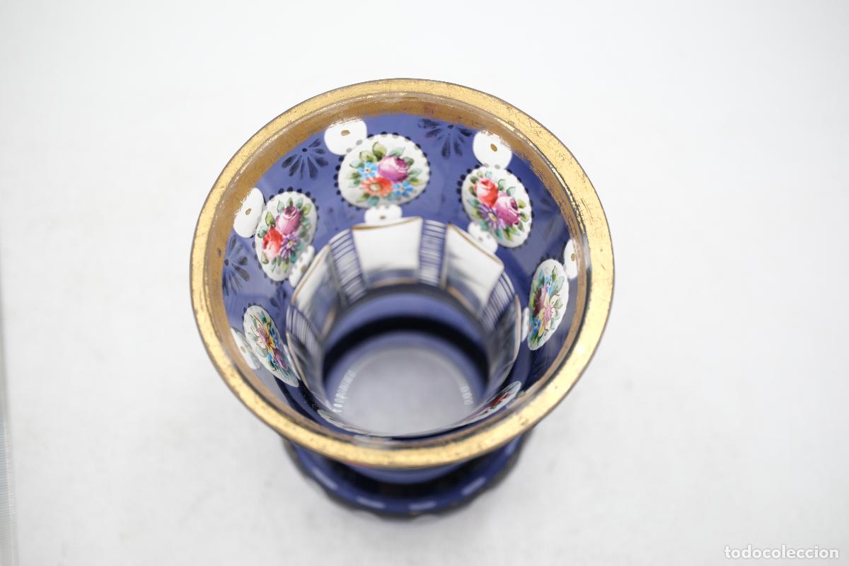 Vintage: Bohemia, Checoslovaquia &ndash; Jarr&oacute;n de cristal con revestimiento azul cobalto