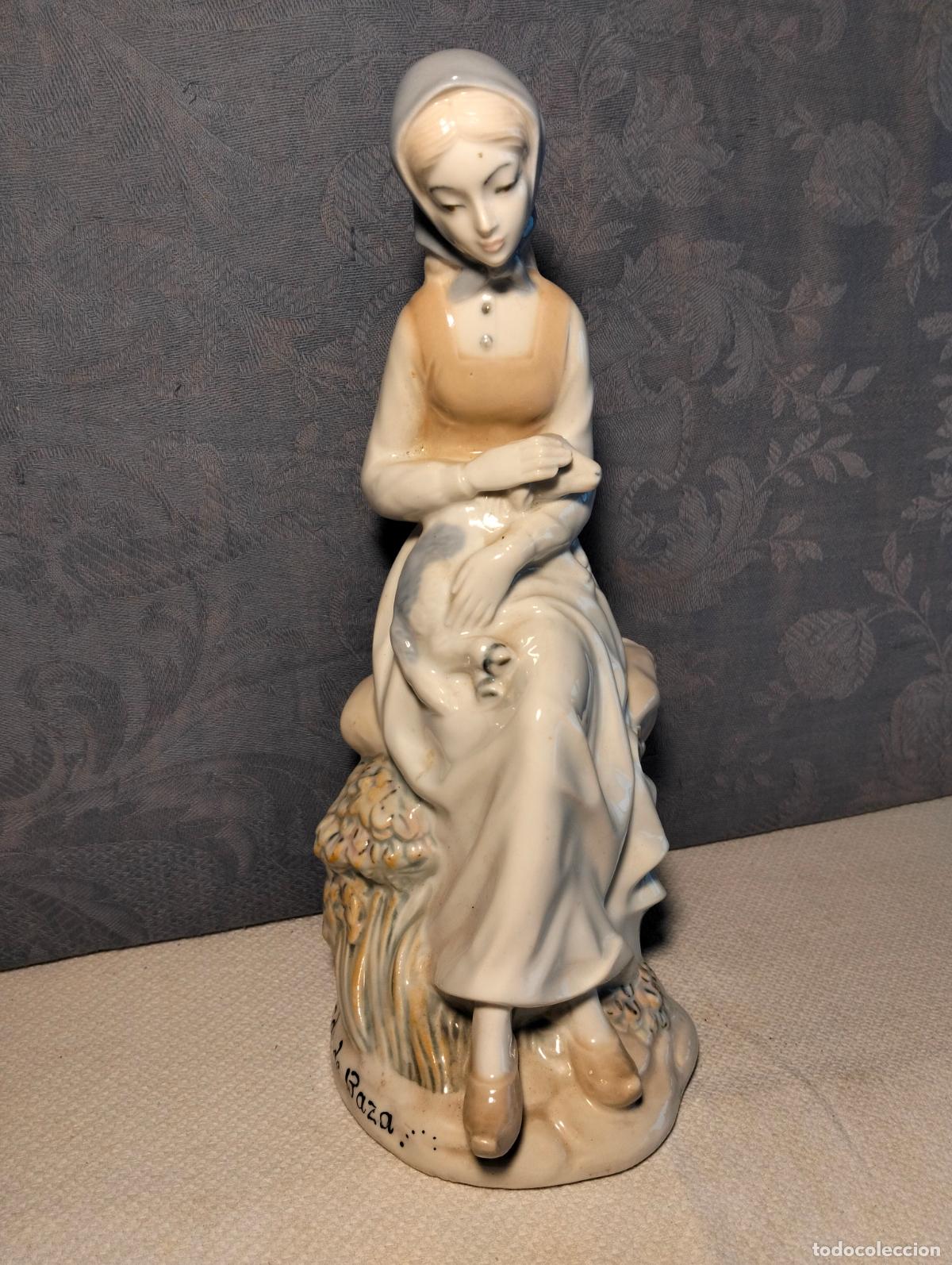 Vintage: Figura escultura de porcelana blanca azul decorativa mujer sentada con pa&ntilde;uelo recuerdo de baza