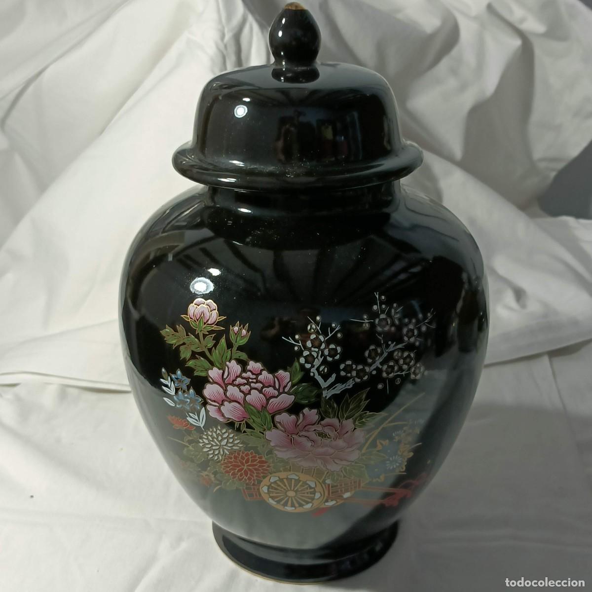 Vintage: Jarr&oacute;n de cer&aacute;mica, estilo japon&eacute;s, con tapa, color negro, detalles dorados, dise&ntilde;o floral.