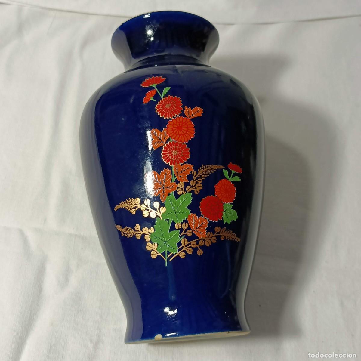 Vintage: Florero de cer&aacute;mica, policromado, estilo japon&eacute;s, fondo azul, dise&ntilde;o floral.