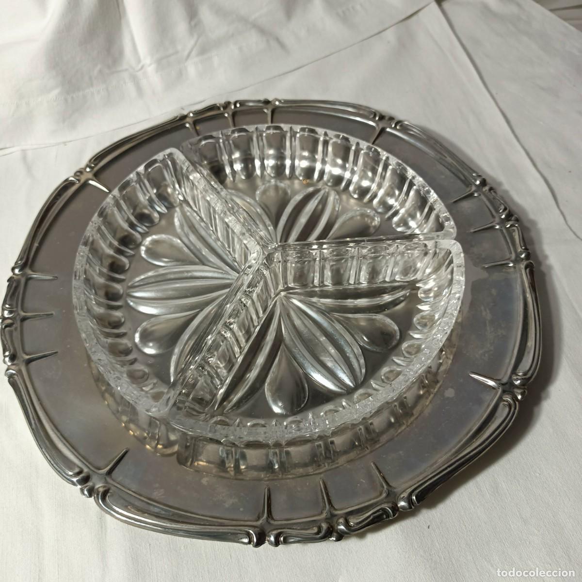 Vintage: Bandeja o plato de acero inoxidable y cuencos de cristal para servir aperitivos.