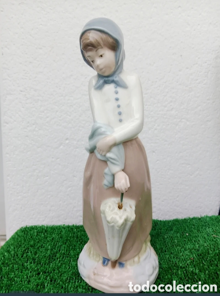 Vintage: Porcelana Joven con paraguas marca Nadal