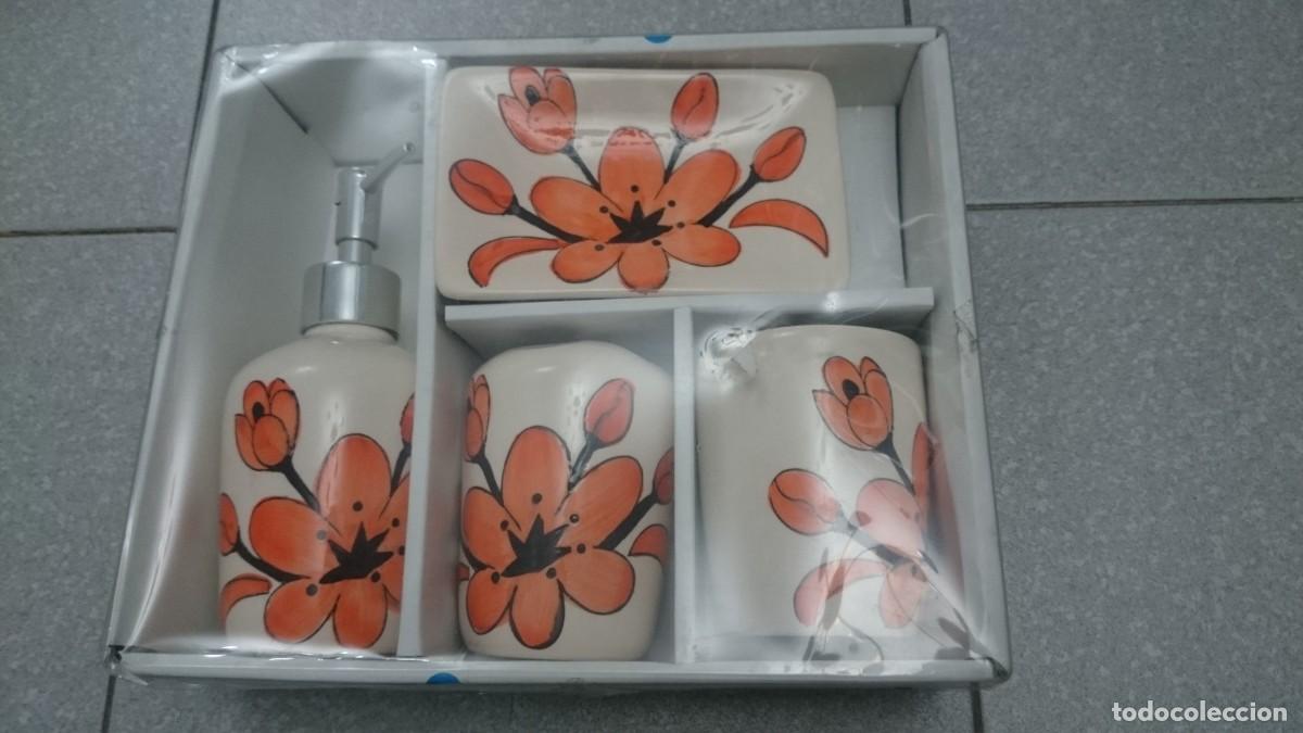 Vintage: Juego de ba&ntilde;o de cer&aacute;mica decorado con flores &ndash; Nuevo