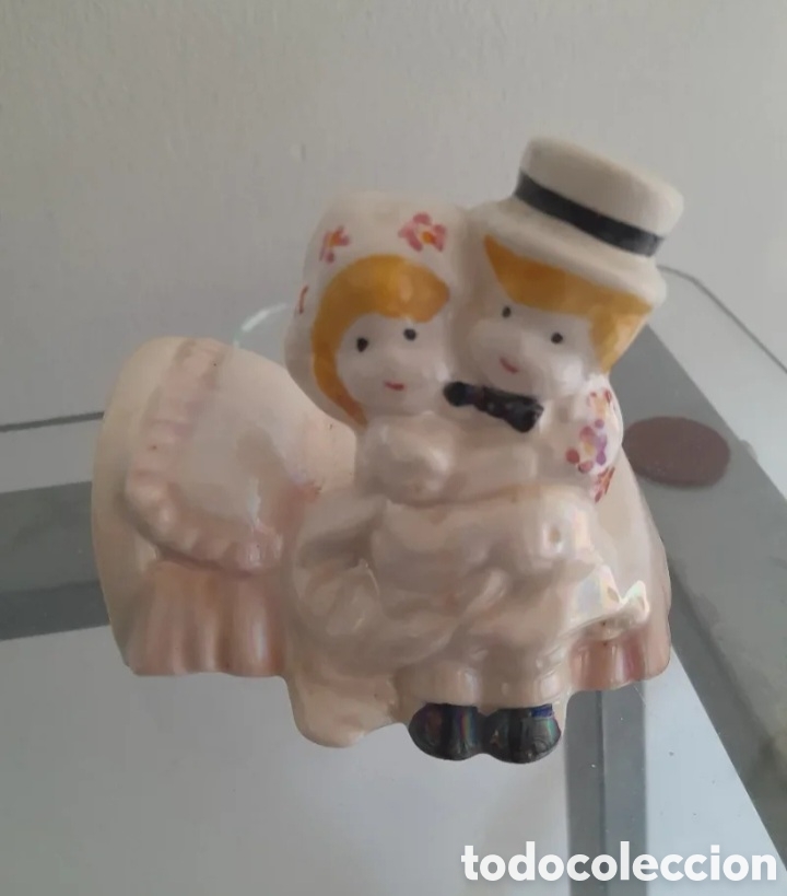 Vintage: Figura vintage de porcelana novios reci&eacute;n casados en sof&aacute; &ndash; estilo retro