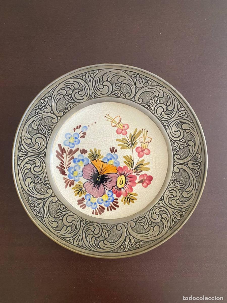 Vintage: Plato decorativo vintage de cer&aacute;mica y peltre. Alemania 1960-70.