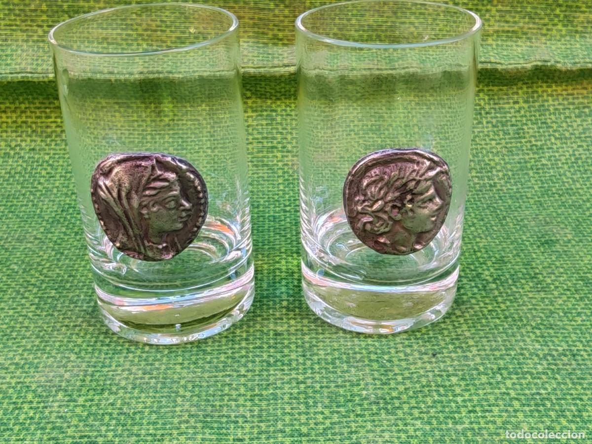 Vintage: 2 copas de licor con imitaciones de monedas romanas, probablemente de plata.