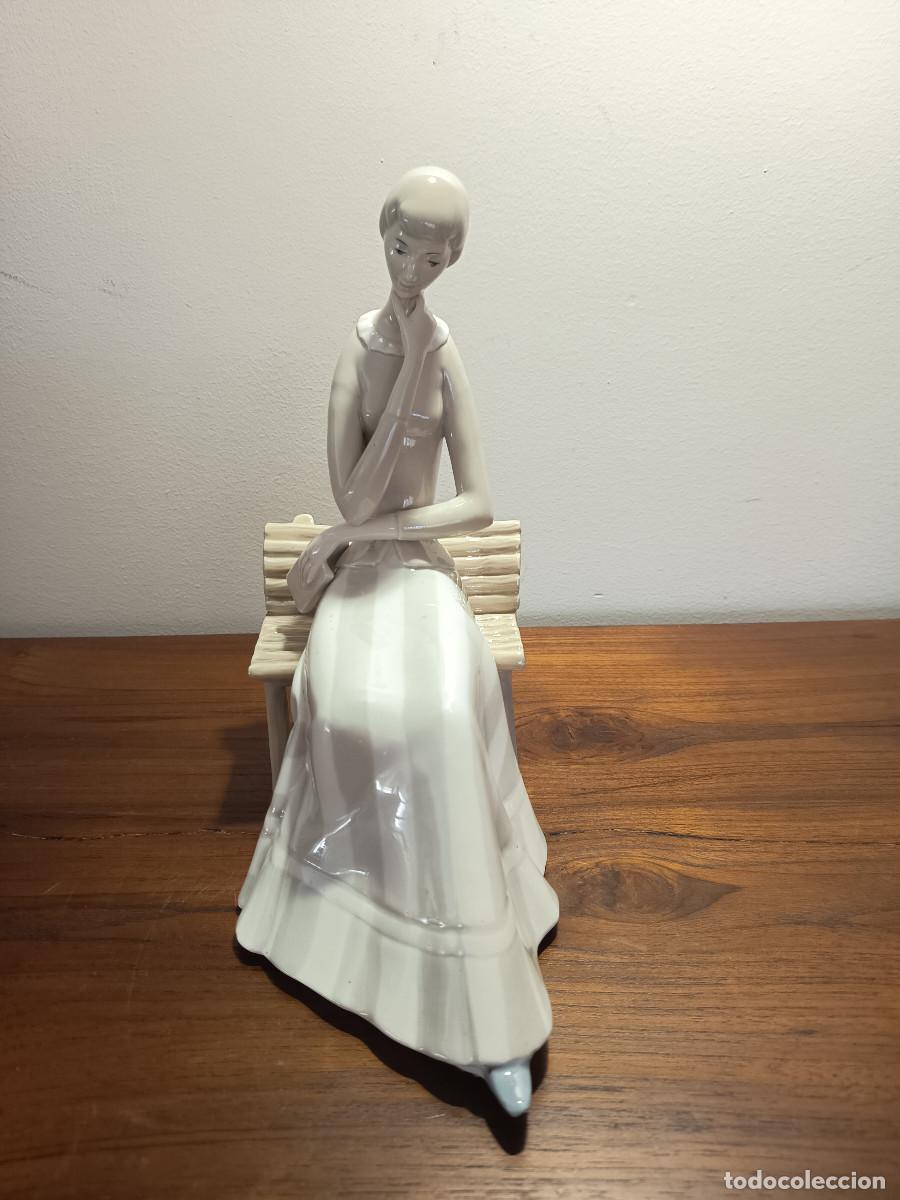 Vintage: Figura de Porcelana Joven pensativa sentada en un banco Descatalogada