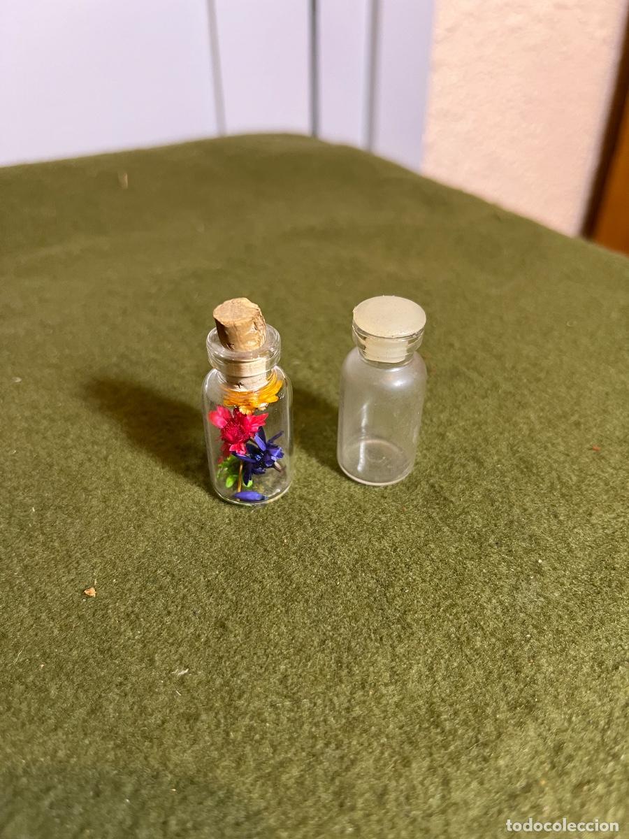 Vintage: Pareja de antiguos frascos miniatura de cristal &ndash; Botecitos con flores secas y tapones originales &ndash;