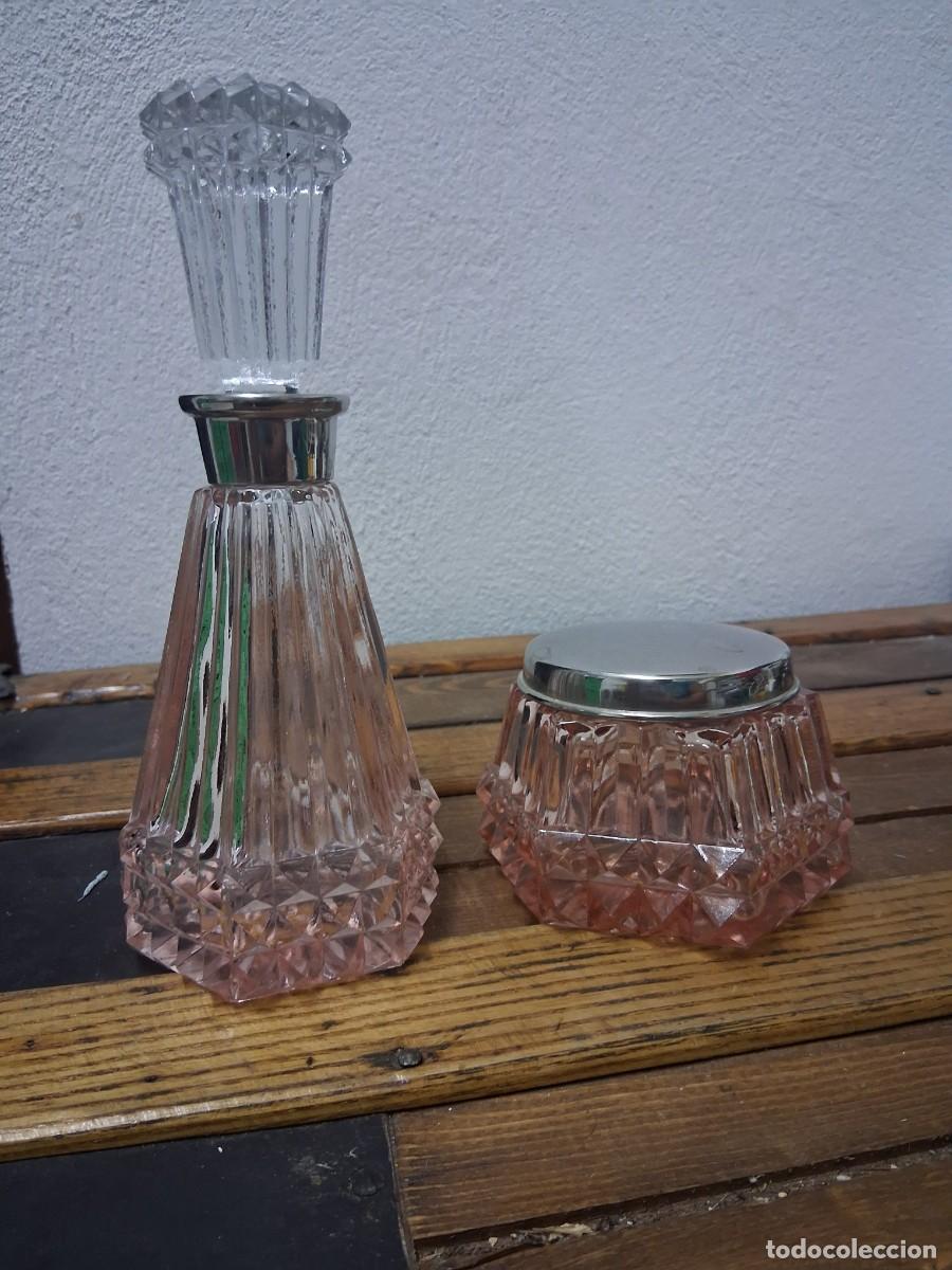 Vintage: Antiguo juego de tocador de cristal tallado en tono rosa