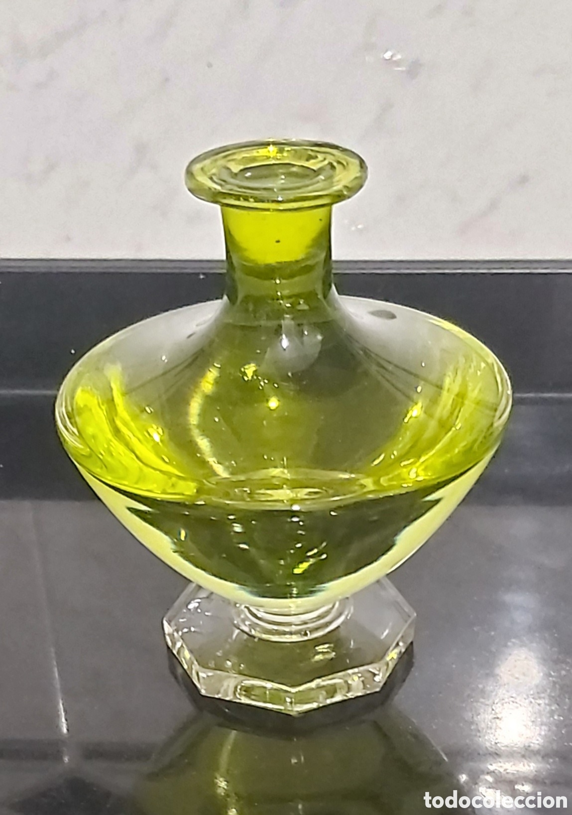 Vintage: Licorera vintage de vidrio soplado verde oliva, estilo Empoli MCM