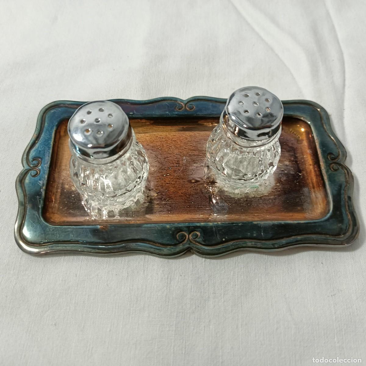 Vintage: Peque&ntilde;a bandeja de metal plateado con salero y pimentero de cristal tallado.