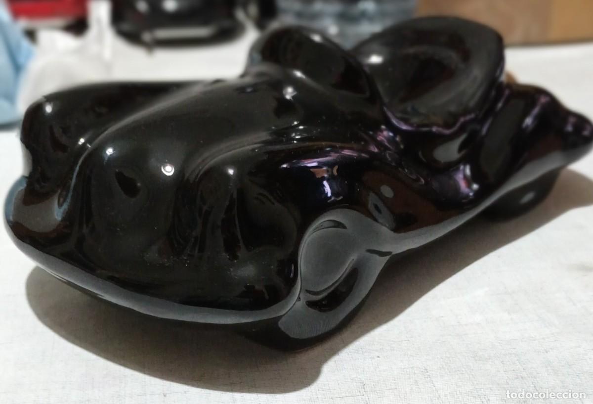 Vintage: CENICERO/PORTAOBJETOS COCHE DE CER&Aacute;MICA ACABADO EN NEGRO BRILLANTE 25 CMS.