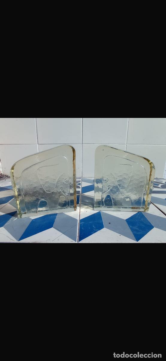 Vintage: Pareja de sujetalibros vidrio prensado elefantes a&ntilde;os 60 15x13x3cms
