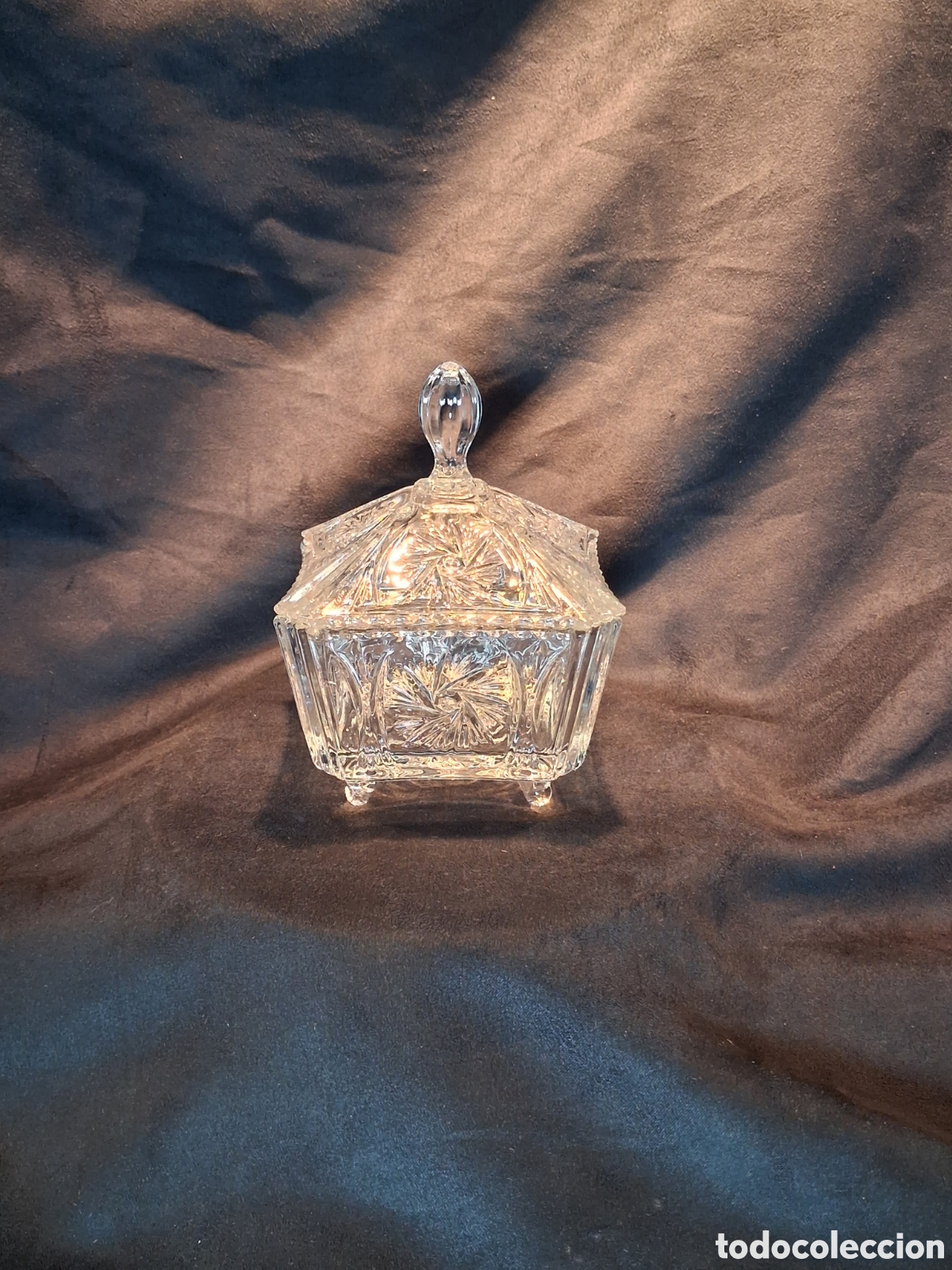 Vintage: PEQUE&Ntilde;A BOMBONERA CUADRADA VIDRIO PRENSADO. 13 CM ALTO. PERFECTO ESTADO