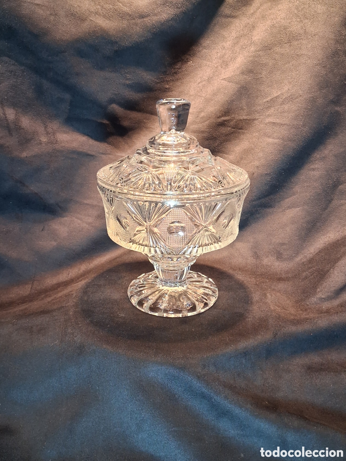 Vintage: BOMBONERA VIDRIO PRENSADO CON TAPA Y PIE. PERFECTO ESTADO. 17,5 CM ALTO