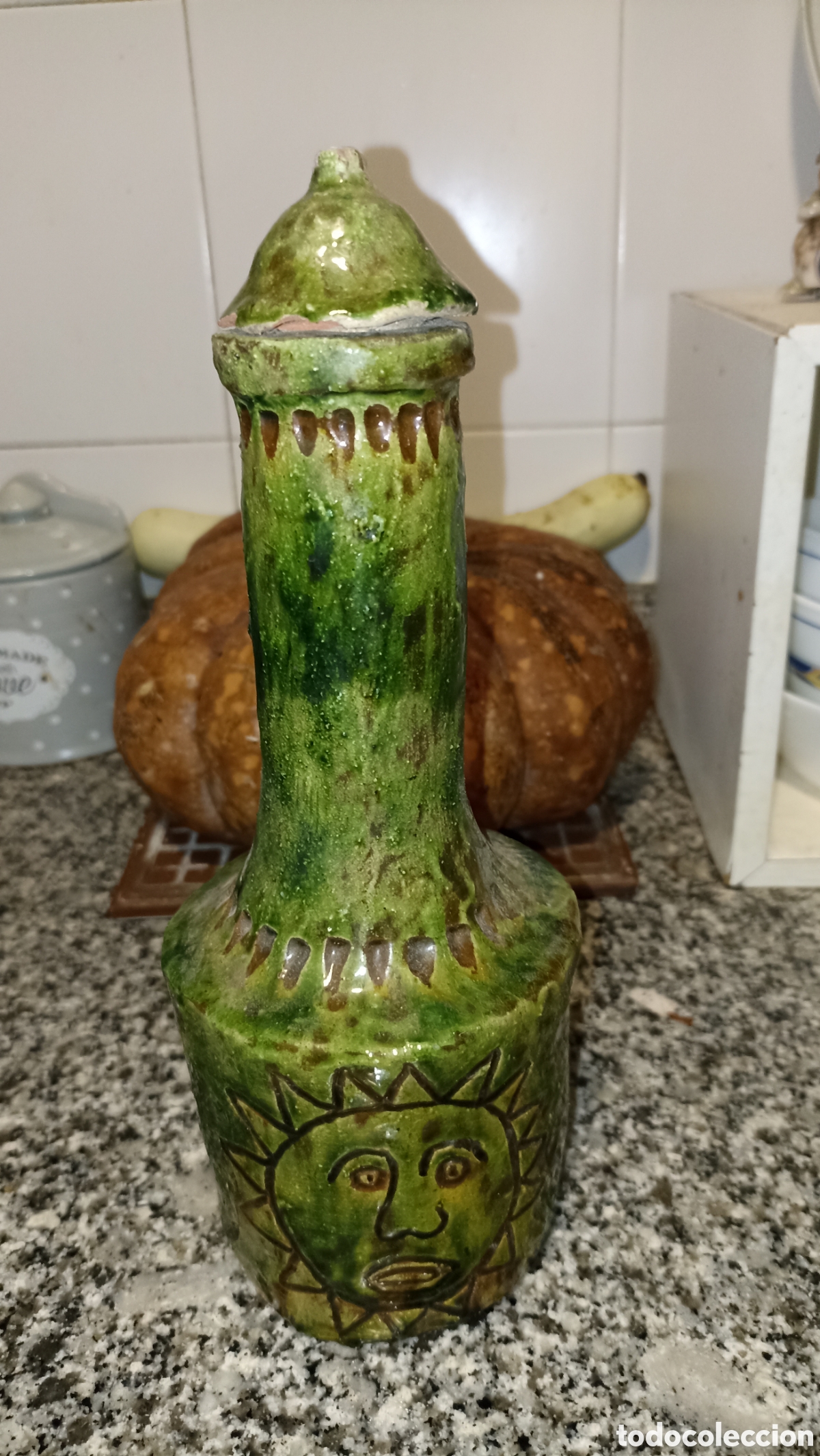 Vintage: Jarra / Licorera R&uacute;stica Cer&aacute;mica Vidriada Verde - Sol Antropomorfo y Tap&oacute;n - 26 x 9 cm