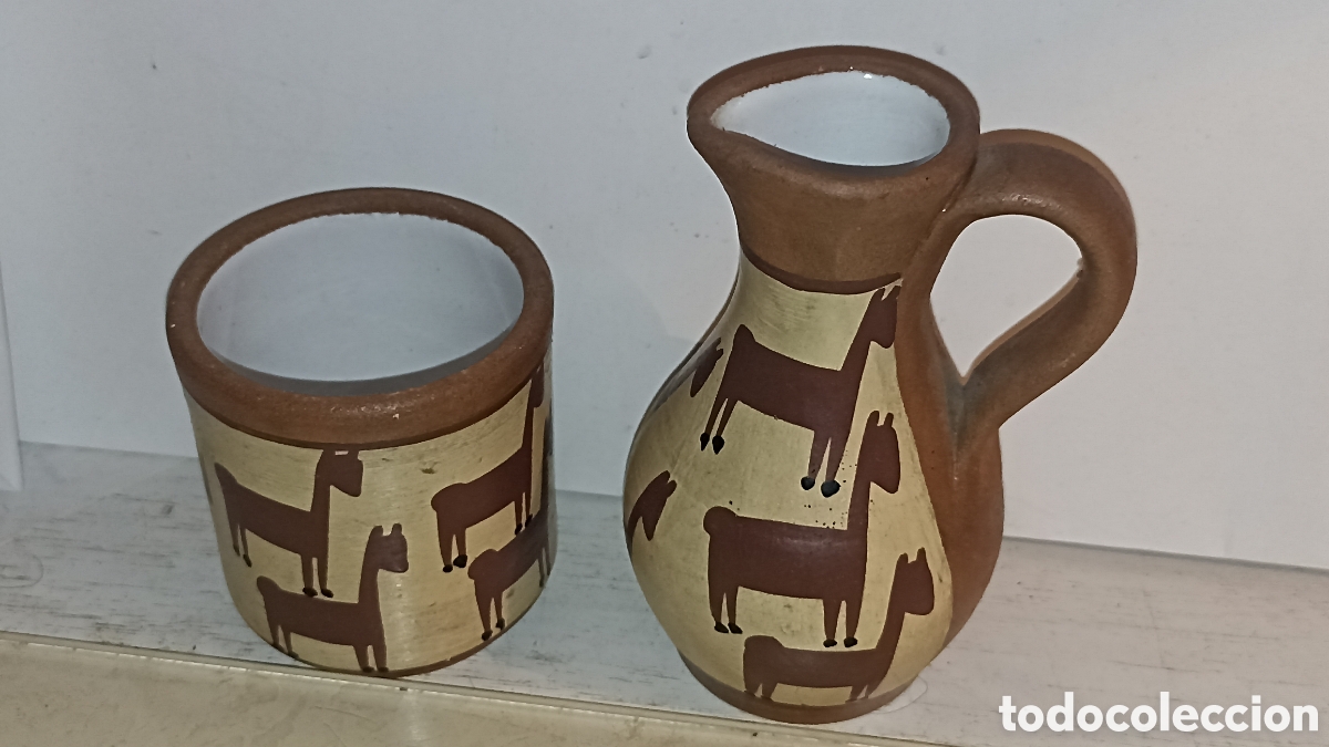 Vintage: Juego artesanal de jarrita y vaso de cer&aacute;mica con motivos de llamas / alpacas