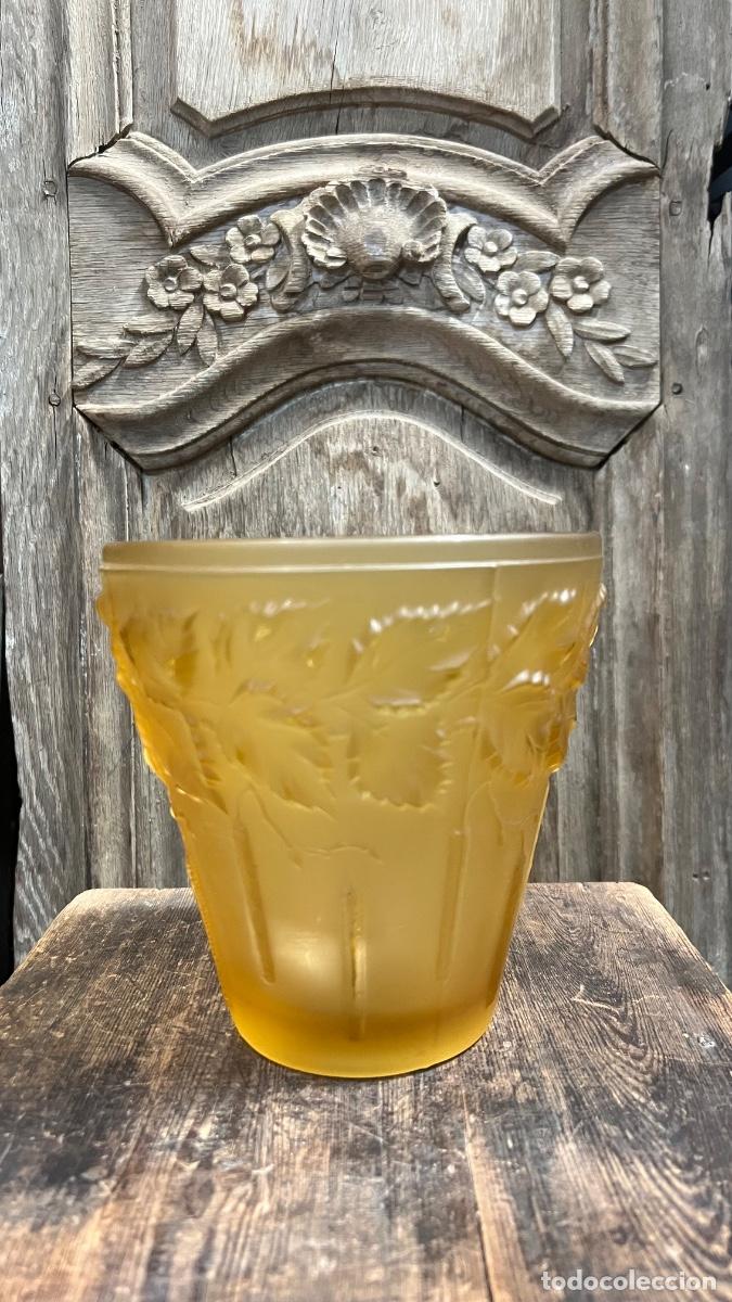 Vintage: Jarr&oacute;n vidrio prensado color miel amarillo dorado hojas rosal en relieve &aacute;cido Francia S XX 16x16cm