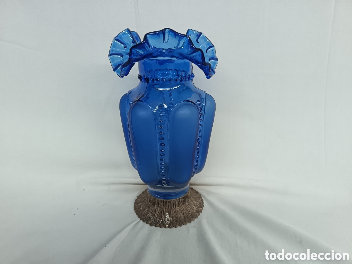 Vintage: JARRON O FLORERO AZUL COBALTO DE CRISTAL SOPLADO , BASE DE METAL .