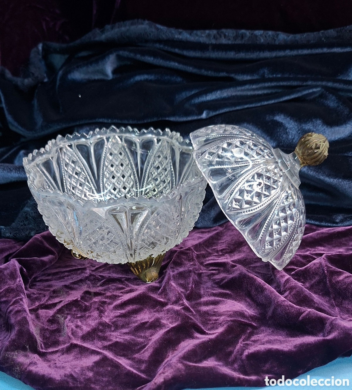 Vintage: Antigua bombonera de cristal prensado con patas - Siglo XX - Vintage