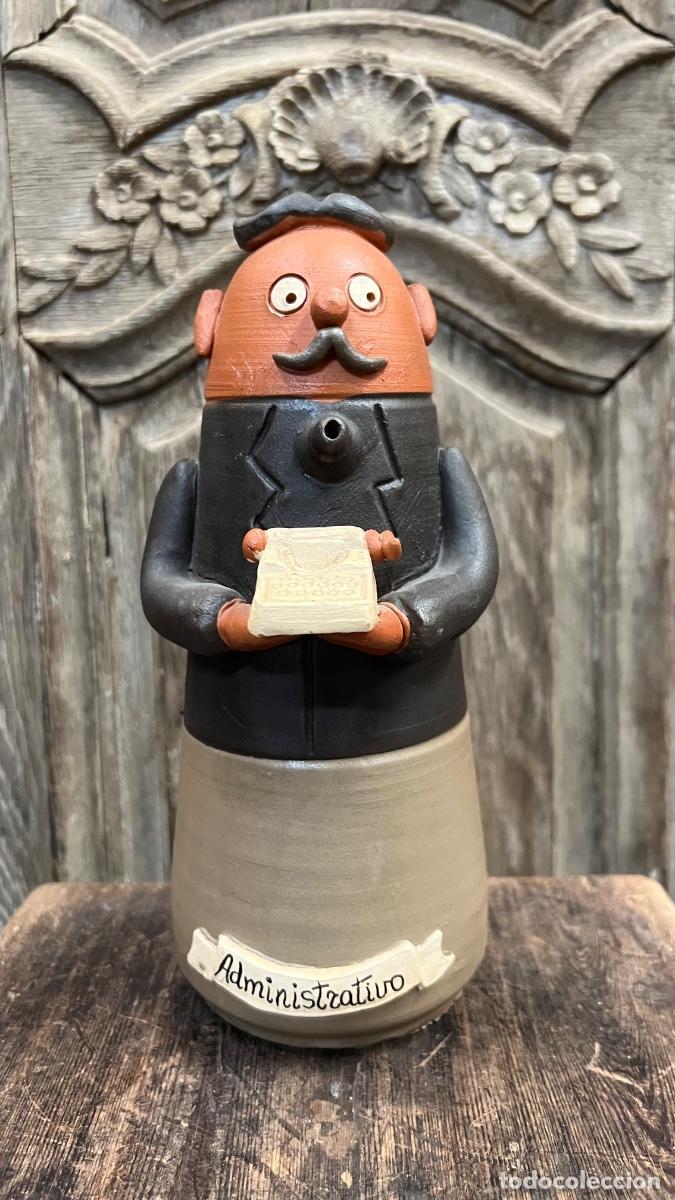 Vintage: Botijo decorativo terracota personaje administrativo con m&aacute;quina escribir a&ntilde;os 60 70 26cms