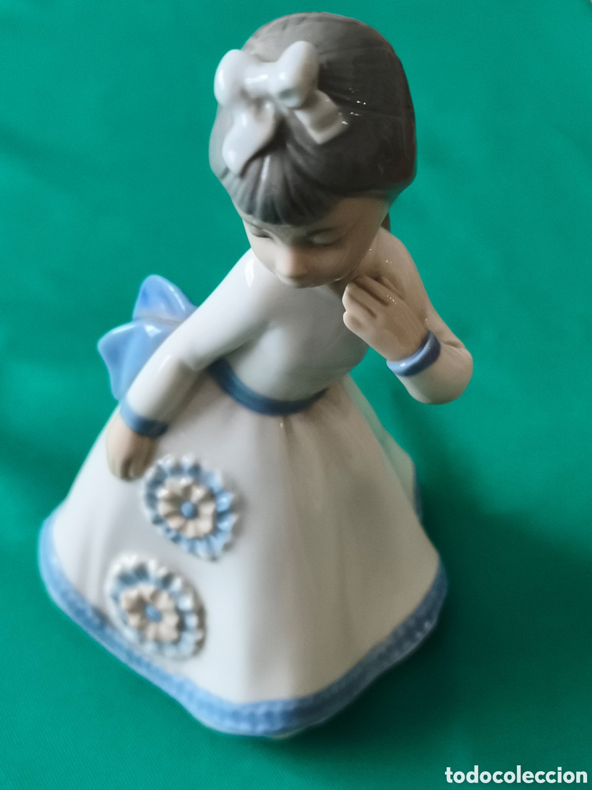 Vintage: Figura de Porcelana Zaphir - Ni&ntilde;a con Vestido y Flores en Relieve Vintage
