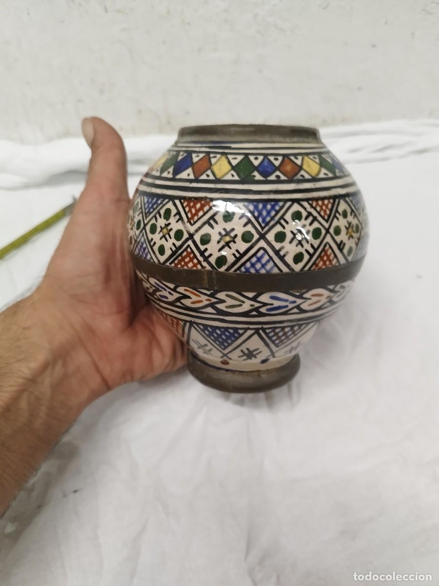 Vintage: Antiguo peque&ntilde;o jarr&oacute;n de terracota pintada. Con firma en base a identificar.