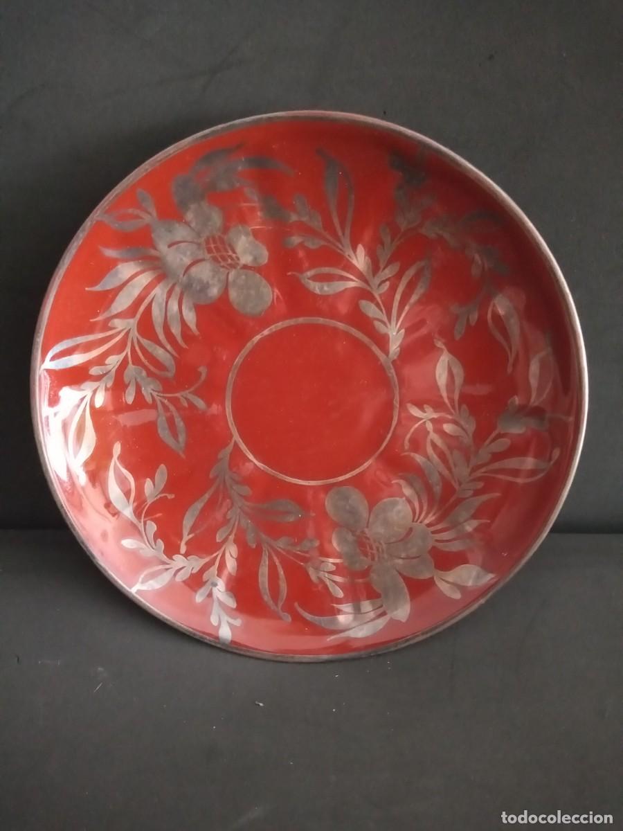 Vintage: PLATO CER&Aacute;MICA ROJO ESMALTADO FLORAL SILVER OVERLAY 15 CM