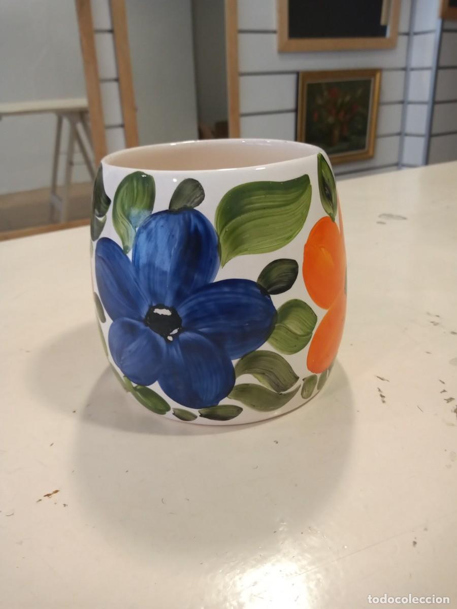 Vintage: MACETERO CERAMICA PINTADO A MANO FLORES AZULES NARANJAS