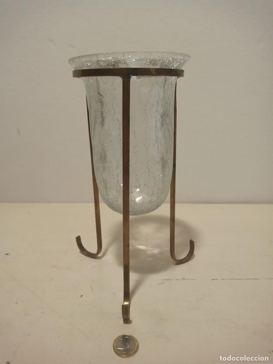 Vintage: Florero de vidrio craquelado con soporte tr&iacute;pode de lat&oacute;n, 24,5 cm