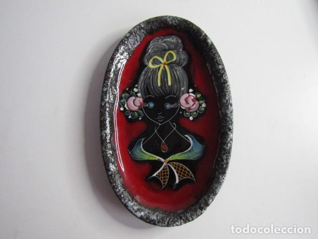 Vintage: PRECIOSO plato de pared italiano vintage de lava gruesa cer&aacute;mica con retrato de una ni&ntilde;a - a&ntilde;os 50