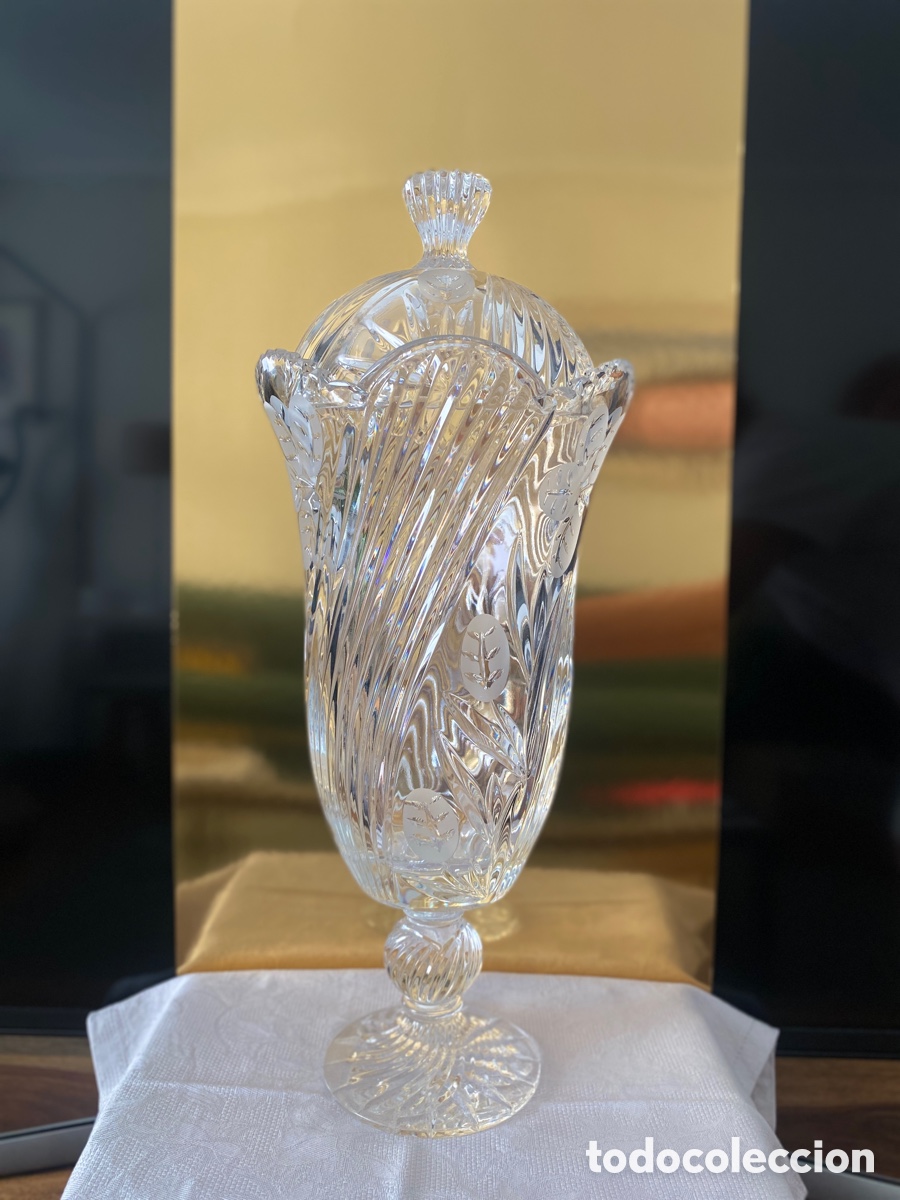 Vintage: Beautiful large vintage crystal bonbonni&egrave;re