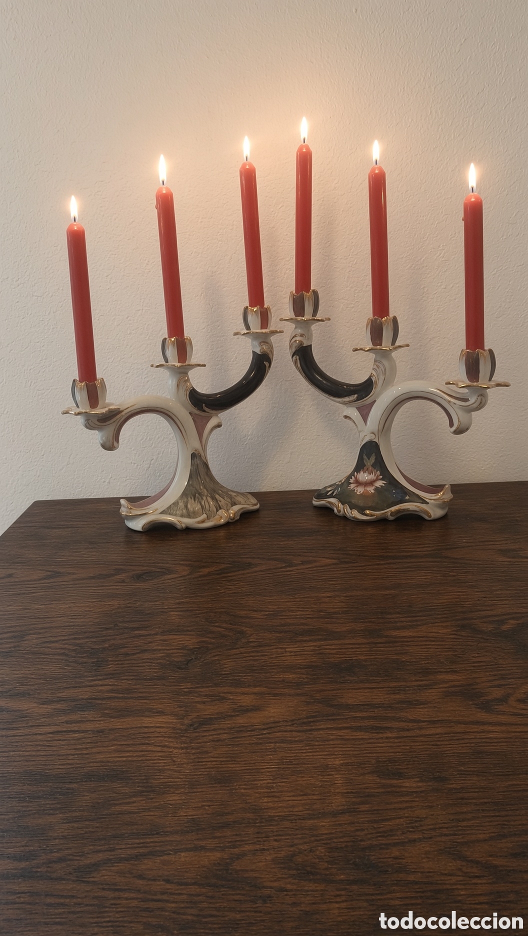 Vintage: Elegante candelabro antiguo de cer&aacute;mica con un dise&ntilde;o &uacute;nico