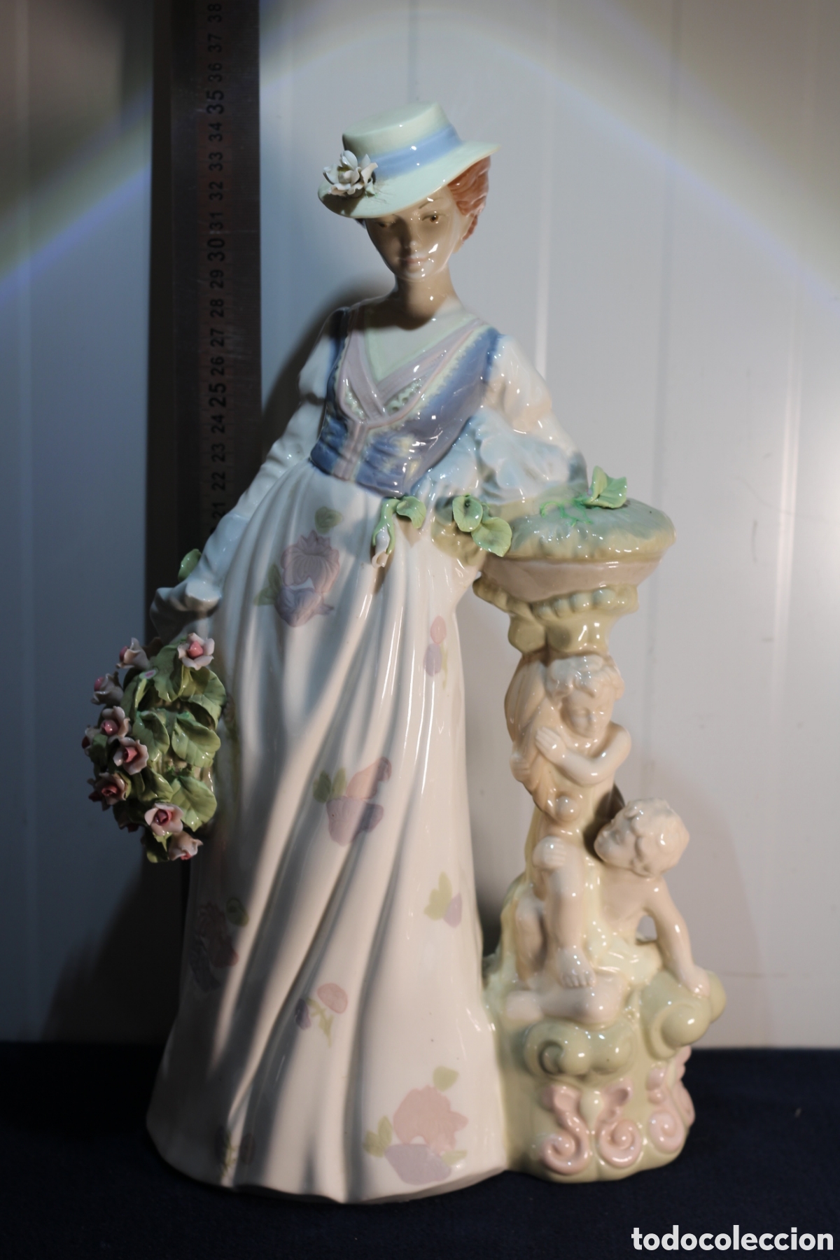 Vintage: Figura de Porcelana Nadal - Dama Elegante con Pamela y Flores Vintage (35 cm)