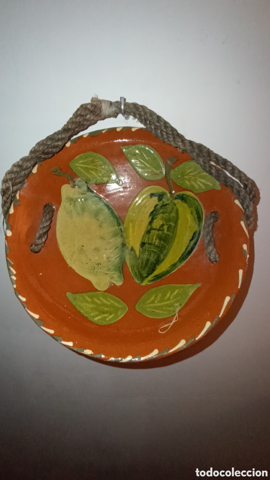 Vintage: Plato mural cer&aacute;mico de autor firmado &ndash; Motivo frutal en relieve con cordel de esparto 25 cm