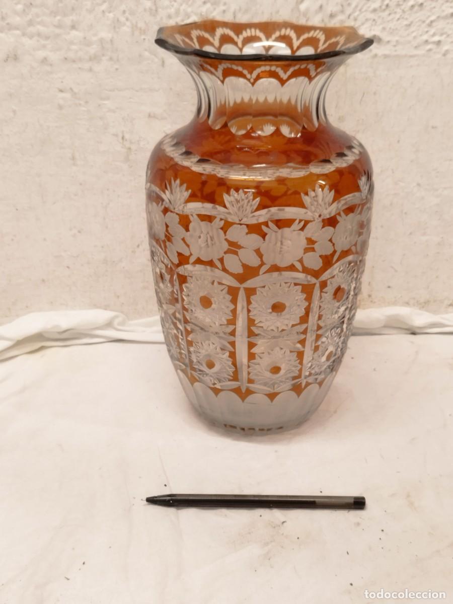 Vintage: Antigua jarron o florero de cristal tallado de bohemia o murano. Color &aacute;mbar.